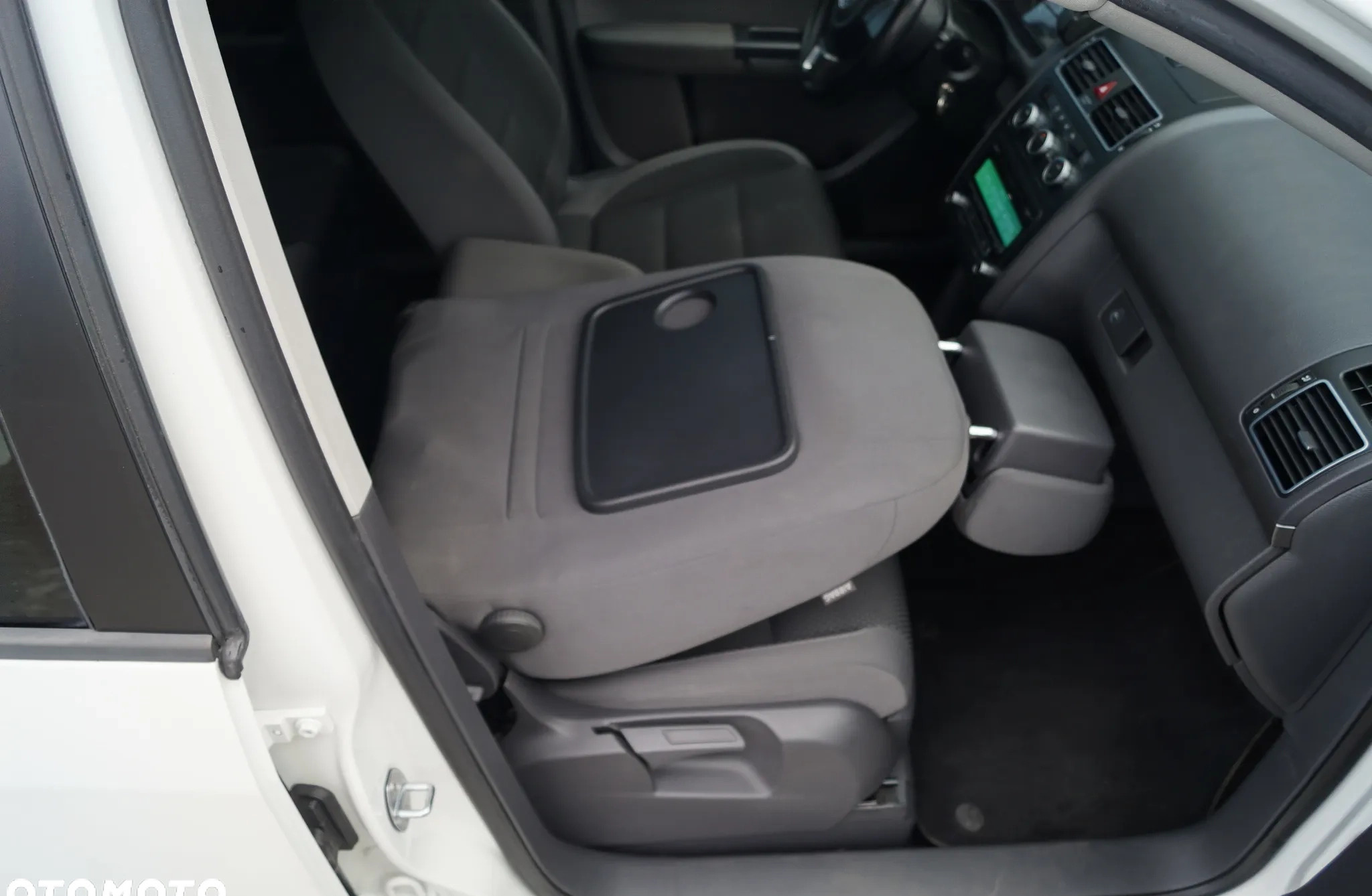 Volkswagen Touran cena 28400 przebieg: 239000, rok produkcji 2012 z Myślibórz małe 742
